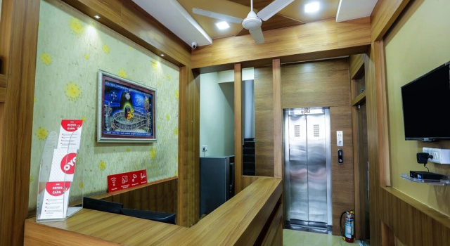 OYO 16163 Hotel Shri Hari, Забронировать Отель Отели штата Мадхья-Прадеш с парковкой, Парковка