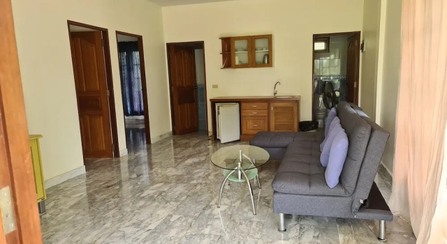 Beautiful bungalow with shared outdoor pool and 2 km from the sandy beach, Забронировать Дом для отпуска Виллы Пхетчабури, Вилла
