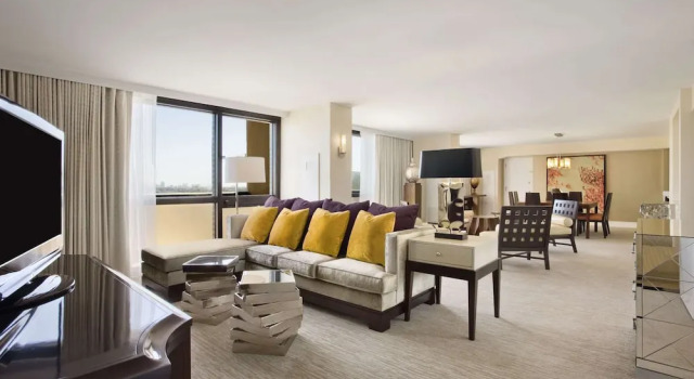 Люкс Президентский с гостиной-кабинетом Hilton Miami Airport Blue Lagoon