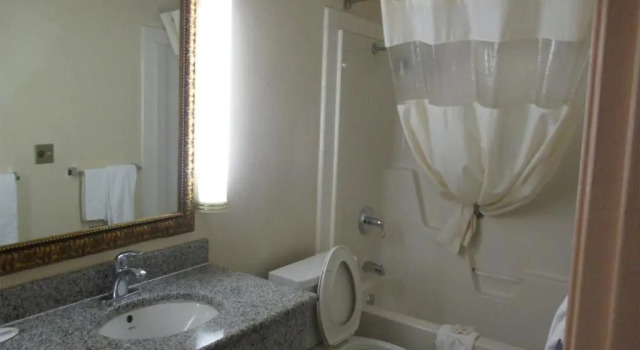 Четырёхместный номер Standard Blue Way Inn & Suites Wichita East