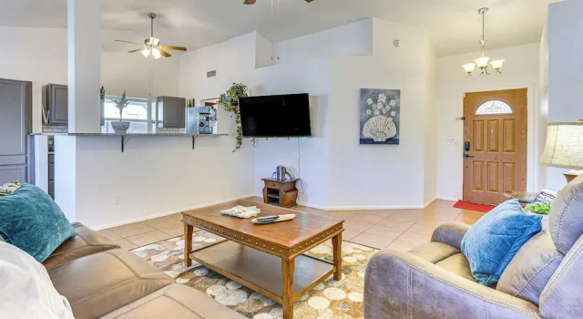 Private Pool & Fenced Yard: Sunny Glendale Getaway, Забронировать Дом для отпуска Глендейл 