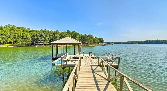 Коттедж Quaint Lake Norman Home w/ Boat Dock + Grill!