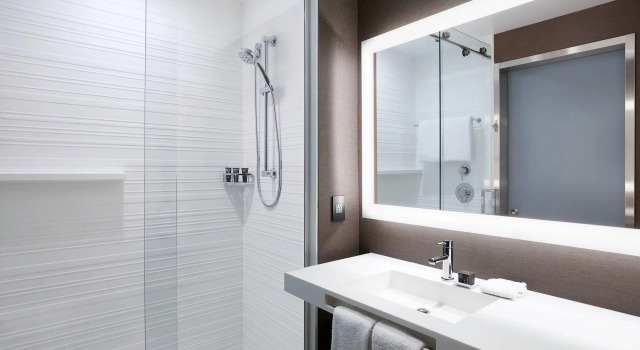 Четырёхместный номер Standard с красивым видом из окна AC Hotel by Marriott Minneapolis West End