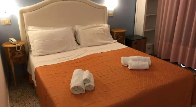 Четырёхместный номер Standard с видом на море Hotel Negresco