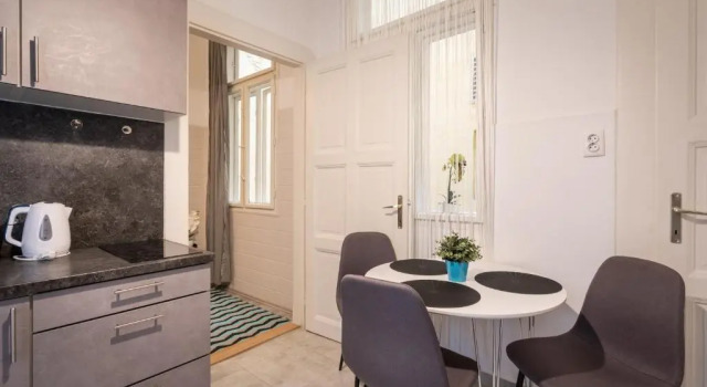 Апартаменты The White House Apartment