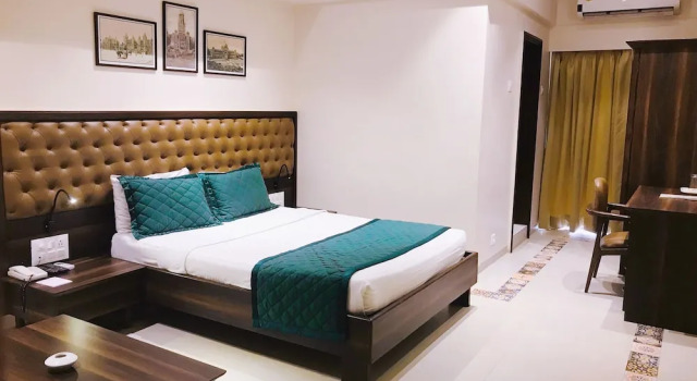 Трёхместный номер Standard West End Hotel