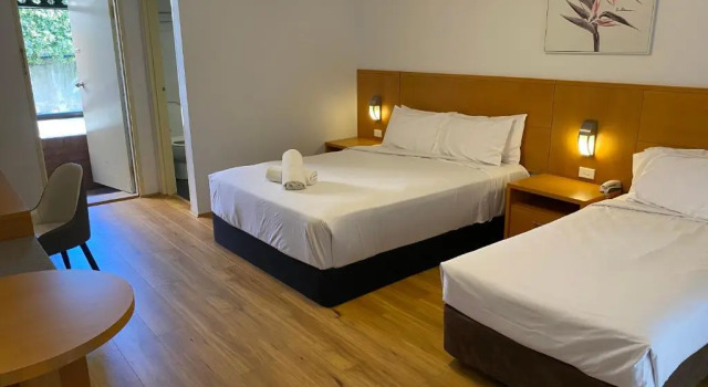 Трёхместный номер Deluxe с балконом Garden Lodge Sydney Hotel