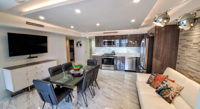 Апартаменты с 4 комнатами с балконом Alexander 1103 4 Bedroom Apts by RedAwning