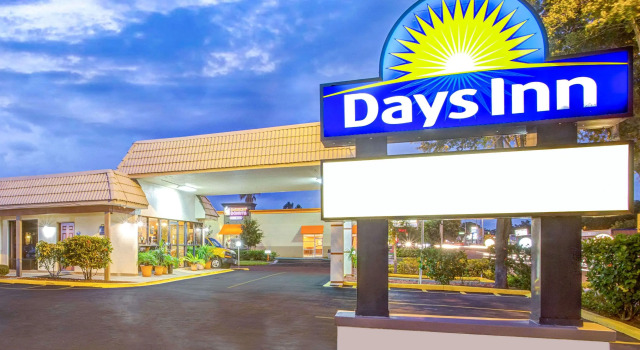 Days Inn by Wyndham St. Petersburg Central, Buchen Sie Hotel Hotels in Pinellas County mit Pool, Schwimmbad