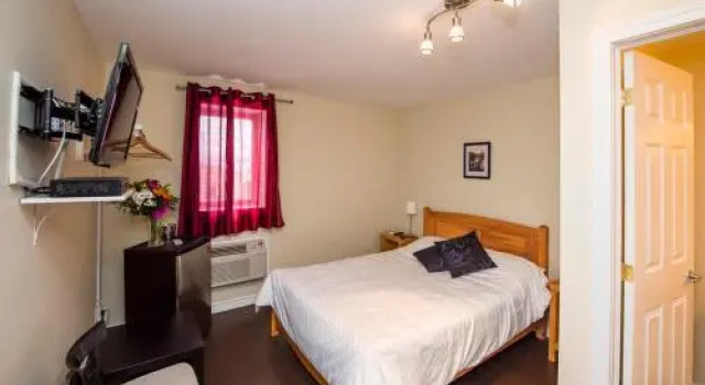 Auberge Petite Nation, Rezerwuj Hostel Hotele w Outaouais z parkingiem, Parking