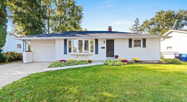 3 Blocks to Lambeau Field! Bright Home w/ Yard, Buchen Sie Ferienhaus Villen in Green Bay, Villa