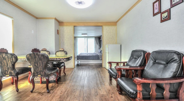 Habitación familiar Estándar con balcón y con vista parcial al océano THE OCEAN Pension