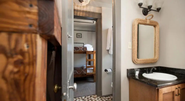 Кровать в общем номере (мужской номер) Gardner Hotel & Hostel