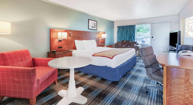 Двухместный номер Standard с частичным видом Days Inn & Suites by Wyndham St. Ignace Lakefront