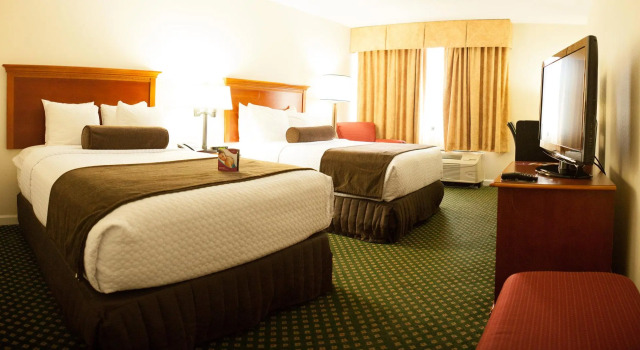 Четырёхместный номер Standard Crowne Plaza Hotel Hickory by IHG