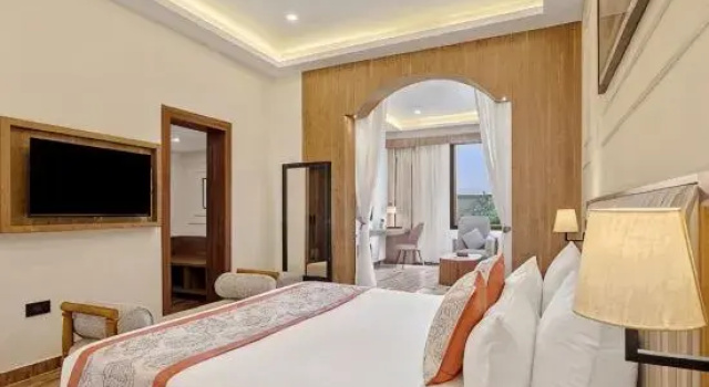 Люкс с видом на бассейн OM Rudrapriya Resort