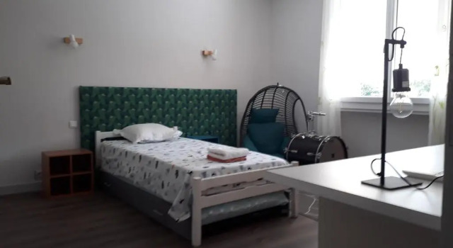 Condrieu 1er étage climatisé appartement entier 90m2, Prenota Appartamento Hotel a Alvernia con parcheggio, Parcheggio