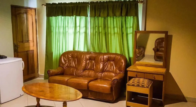 Standard Home Guest House, Prenota Affittacamere Adenta Tema