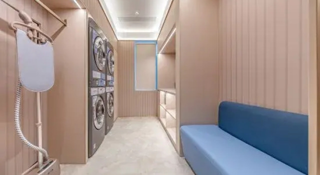 HanTing Hotel (Manas Zhonghua Road Fenghuang Commercial Building)