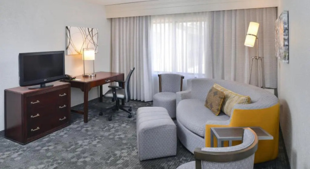 Двухместный люкс c 1 комнатой Courtyard by Marriott Charlotte Matthews