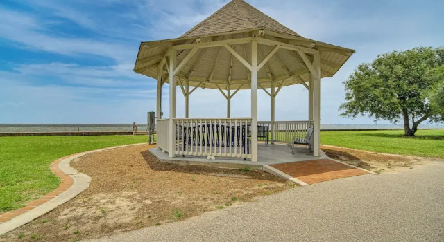 Коттедж Eclectic Mandeville Home: Walk to Lakefront Park