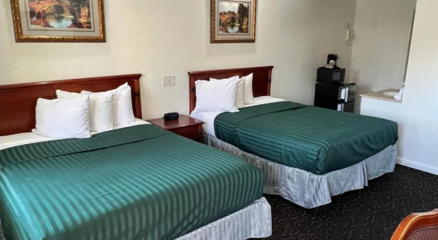 Четырёхместный номер Standard Americas Best Value Inn Hanford