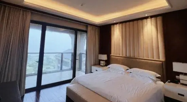 Семейный люкс с балконом и с красивым видом из окна Lvcheng Zhujiajian Dongsha Holiday Hotel