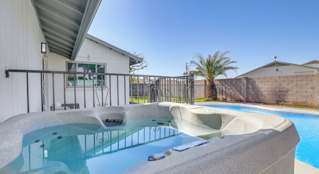 Snowbird Haven w/ Hot Tub! 3 Mi to Dtwn Chandler, Забронировать Дом для отпуска Чандлер 