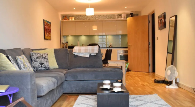 1 Bedroom Flat Near Old Street With Balcony
