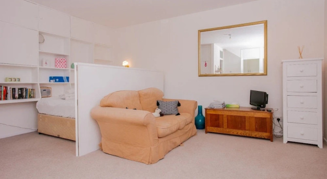 Studio Apartment in Putney With Balcony Sleeps 2, Varaa Huoneisto Asunnot kohteessa Merseyside, Huoneisto