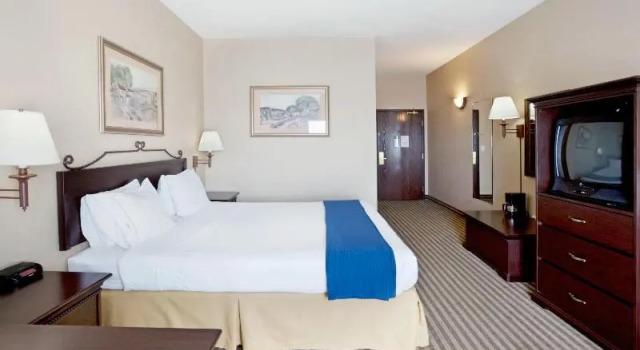 Полулюкс Holiday Inn Express Hotel & Suites Marina by IHG