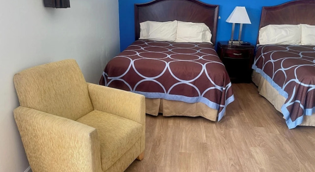 Четырёхместный номер Standard Rodeway Inn Flora