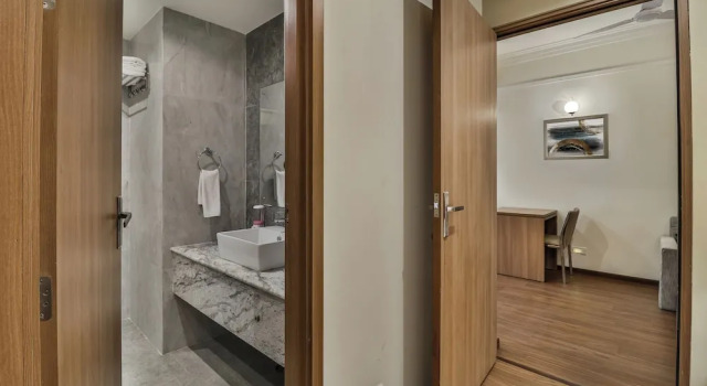 Люкс Deluxe с балконом Starlit Suites Newtown Kolkata