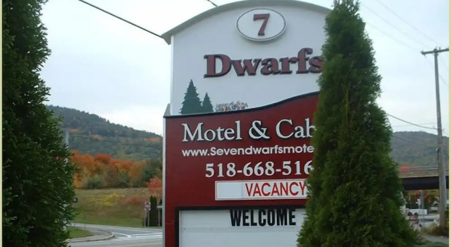 Seven Dwarfs Motel & Cabins, Забронировать Мотель Отели Лейк-Джордж с парковкой, рядом с Музей «Форт Уильям-Генри», Парковка