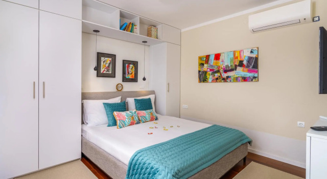 Caprice in Milohnic with 3 bedrooms and 3 bathrooms, Varaa Hotelli Hotellit Kvarner Islands uima-altaalla, Uima-allas