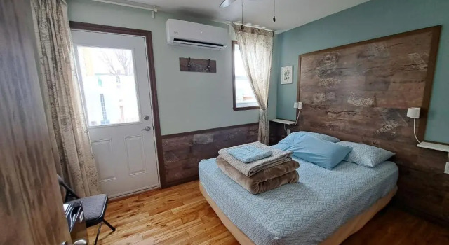 Двухместный номер Standard с балконом Auberge Jeunesse LouLou's Backpacker Hostel