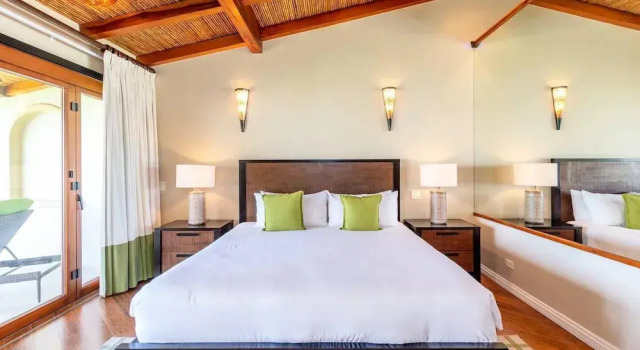 Modern Oceanfront Condo with a Chic Coastal Design, Resort-Style Amenities, and Direct Beach Access, Rezerwuj Apartament Hotele w Playa Flamingo z basenem, Basen