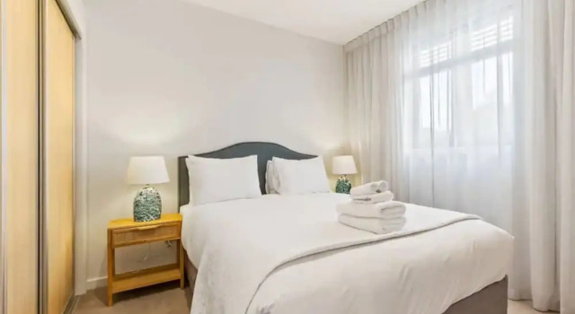 Convenient Modern 2-Bedroom Unit With Free Parking