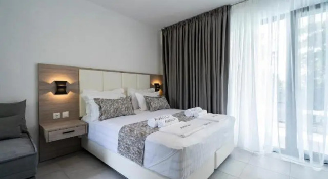 Двухместный номер Standard с балконом и с видом на бассейн Avaton Luxury Resort and Spa Access the Enigma