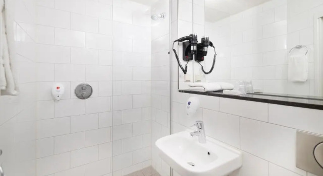 Трёхместный номер с видом на канал Singel Hotel Amsterdam