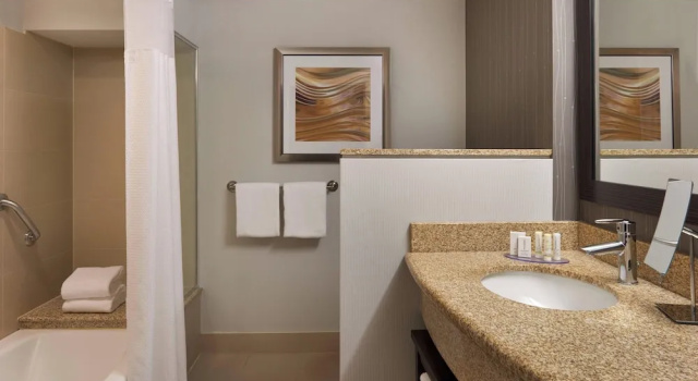 Номер Standard Courtyard by Marriott Kingston Highway 401