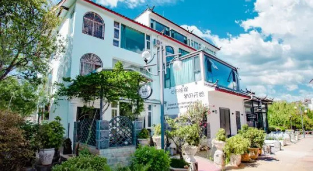Shiyi Inn, Забронировать Отель Отели Лицзян с парковкой, рядом с Улица Сквер-стрит Древнего города Даянь, Парковка