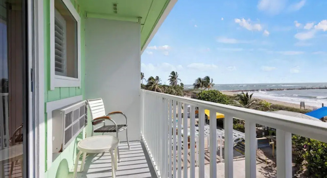 Студия Oceanfront Inn Room #17- Ocean View Balcony King Bed