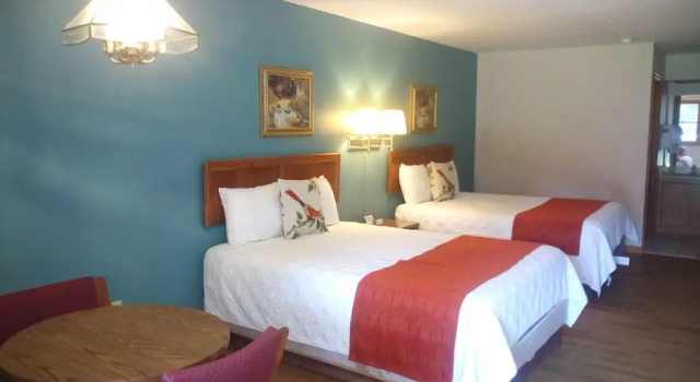 Четырёхместный номер Standard Meadowlark Motel with Restaurant & Bar