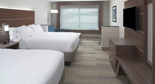 Четырёхместный люкс Holiday Inn Express & Suites Kingdom City by IHG