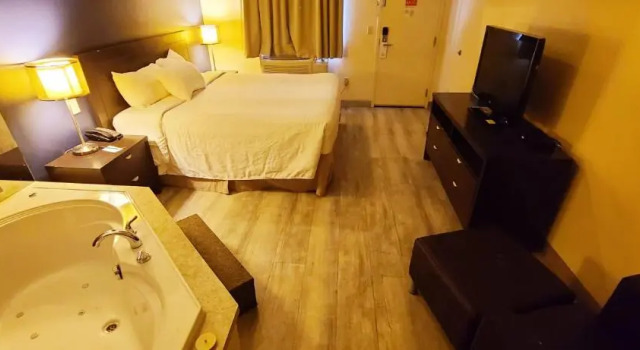 Люкс Empire Inn & Suites