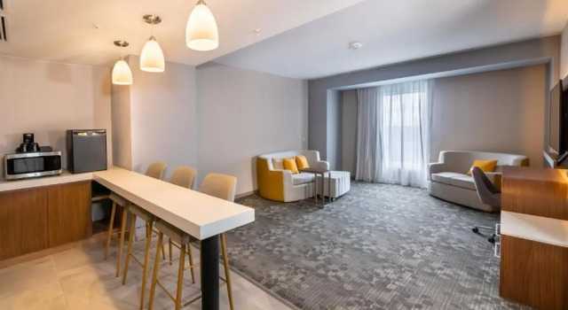 Четырёхместный люкс c 1 комнатой Courtyard by Marriott Mexicali
