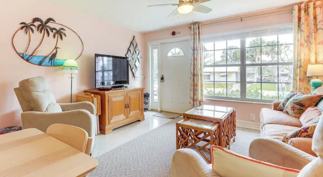 4 Mi to Beaches Vibrant Stuart Villa with Patio, Đặt Biệt thự Stuart Hutchinson Island