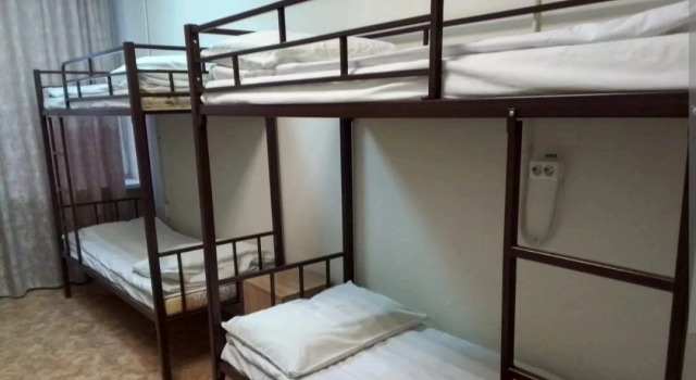 Seng i sovesal (sovesal til kvinder) med udsigt over gårdspladsen Garden Hostel16