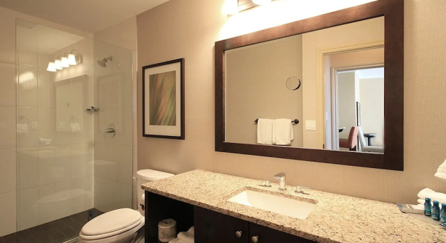 Номер Standard Grand Suites Grand Okanagan by KelownaGo